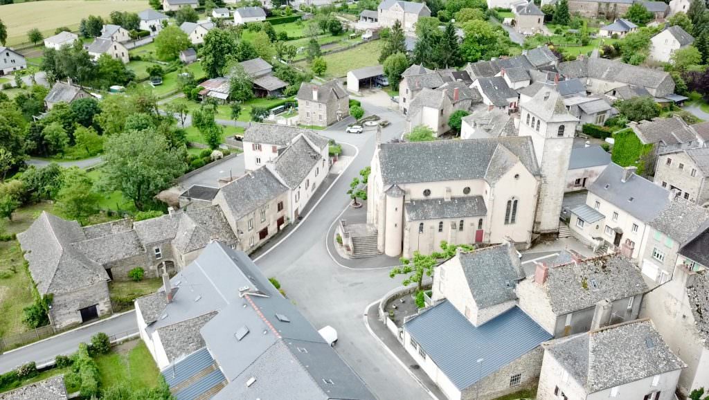 Vue aérienne de l'église de Colombiès